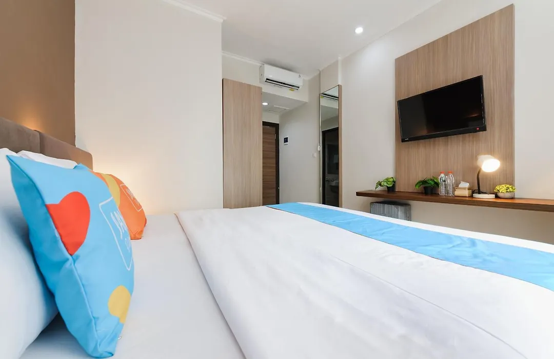 RedDoorz Plus near Lippo Mall Kemang 2-1